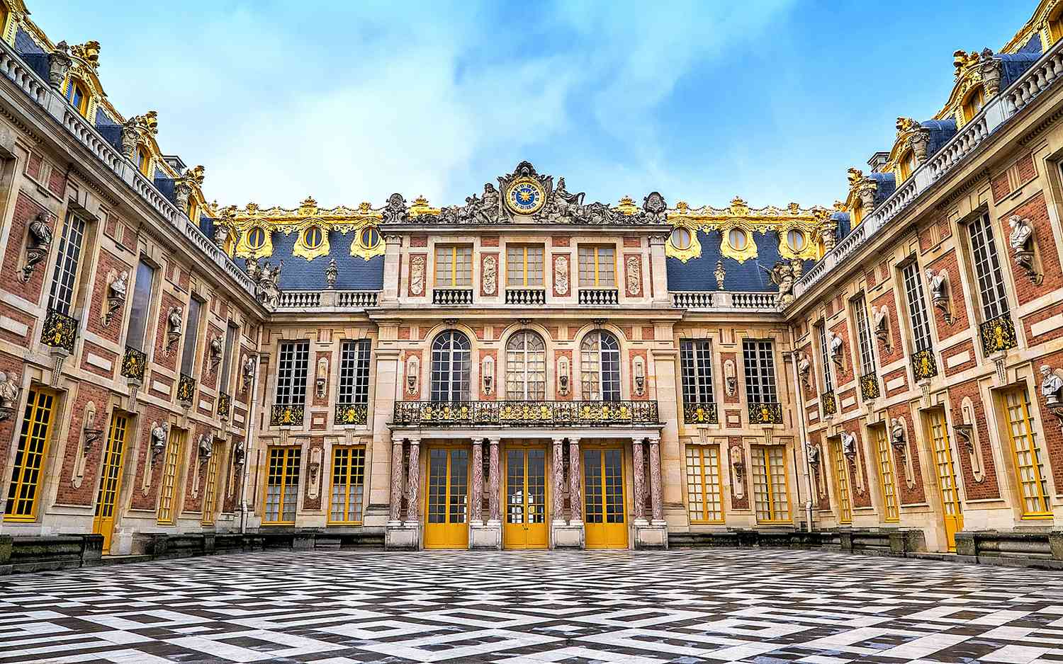 Stroll around Versailles Palace_s splendor